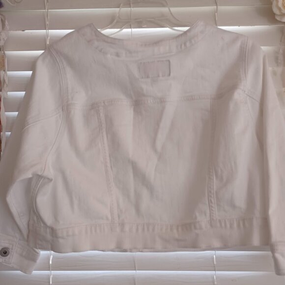 Torrid Women’s Size 2 White Denim Jacket 98% Cotton / 2% Spandex Cropped Button - Picture 7 of 7
